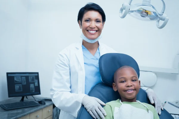 Portret kobiet dentysta bada chłopców zęby — Zdjęcie stockowe