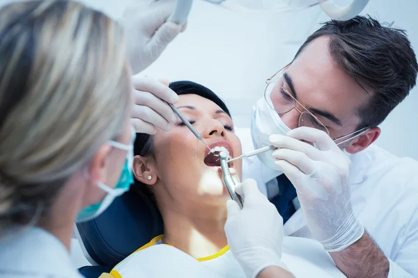 Zahnarzt mit Assistentin — Stockfoto