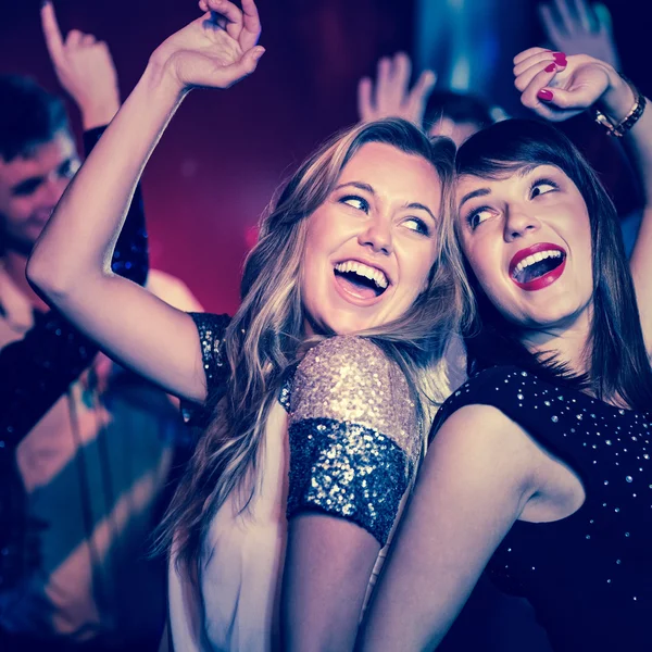 Amigos felices divirtiéndose juntos — Foto de Stock