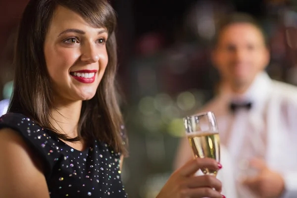 Morena bonita sorrindo com champanhe — Fotografia de Stock