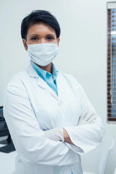 Dentiste féminine portant un masque chirurgical — Photo