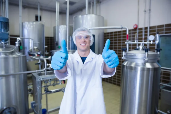 Hombre positivo en bata de laboratorio dando pulgares hacia arriba — Foto de Stock