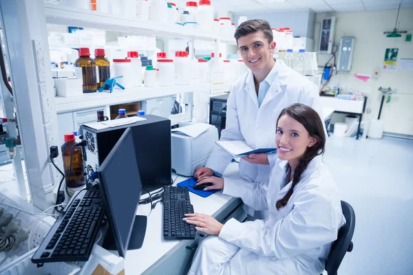 Scheikundige team samen te werken — Stockfoto