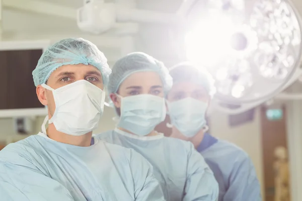 Team van chirurgen camera kijken — Stockfoto