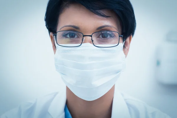 Kadın dişçi giyen cerrahi maske — Stok fotoğraf