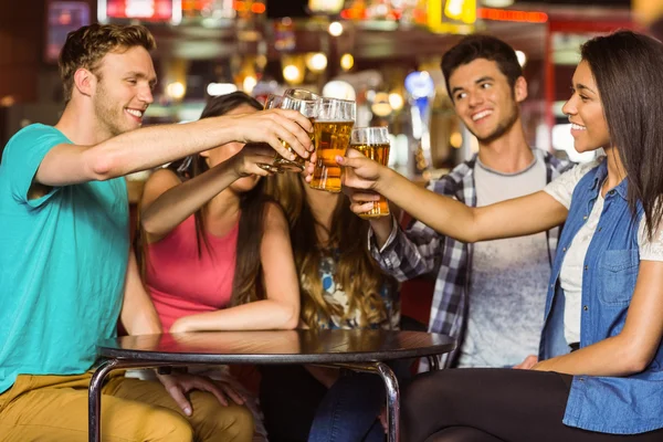 Happy přátelé opékání nápoje a pivo — Stock fotografie