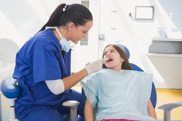 她年轻的病人检查的儿科牙医 — 图库照片