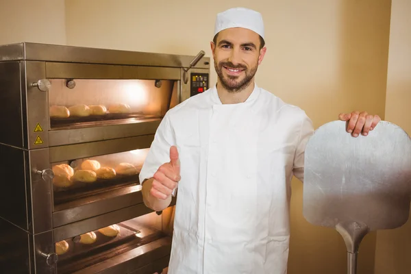 Kamera fırın yanında gülüp Baker — Stok fotoğraf