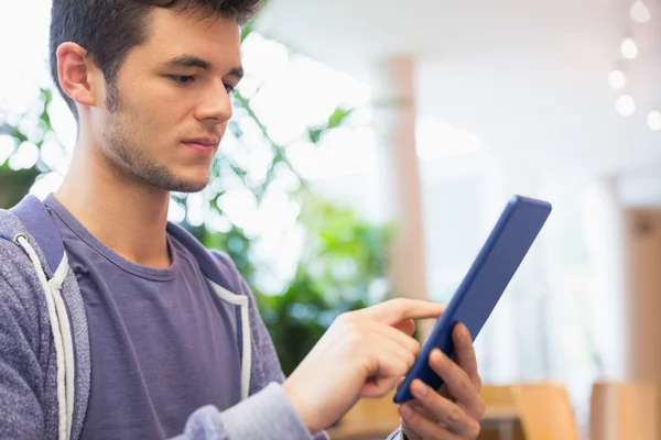 Jonge student zijn Tablet PC met café — Stockfoto