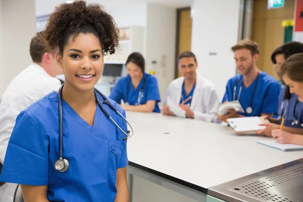 Medisch student glimlachen naar de camera tijdens de les — Stockfoto