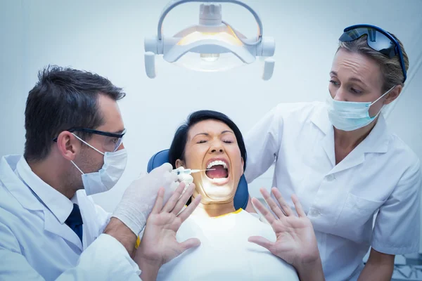 Dentista maschio con assistente — Foto Stock