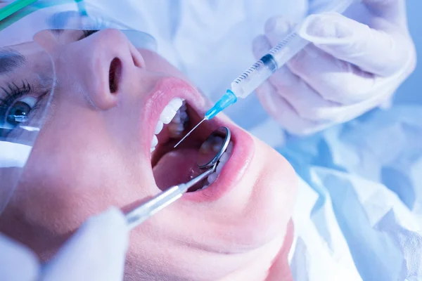 Dentista a punto de inyectar a paciente aterrorizado — Foto de Stock