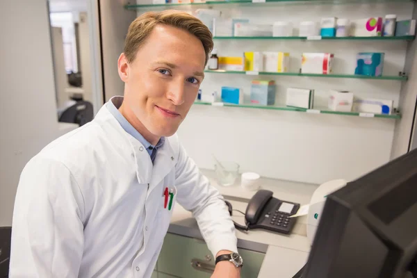 Farmacista felice utilizzando il computer — Foto Stock