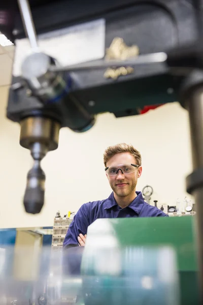 Estudante de engenharia sorrindo para a câmera — Fotografia de Stock