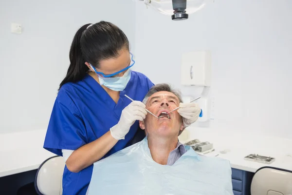 Zubař zkoumá pacienta — Stock fotografie