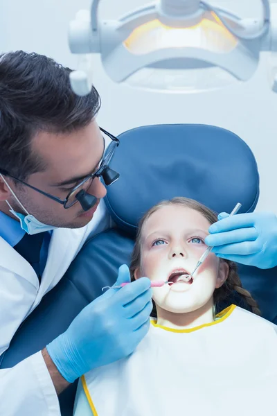 Dentista masculino examinando dentes meninas — Fotografia de Stock