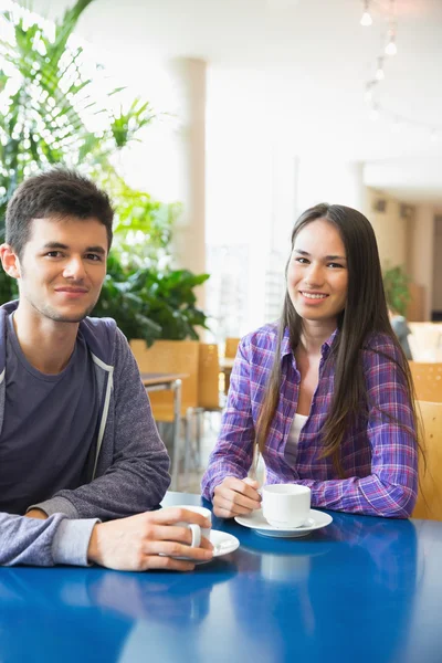 Les jeunes étudiants souriant à la caméra dans le café — Photo