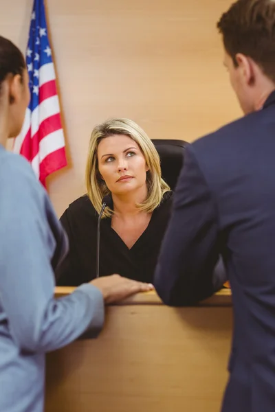 Juez y abogados frente a la bandera americana — Foto de Stock