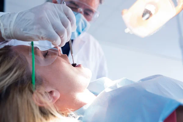 Incelerken hastaların diş hekimi — Stok fotoğraf
