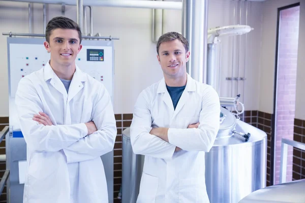 Portrait de scientifiques aux bras croisés — Photo