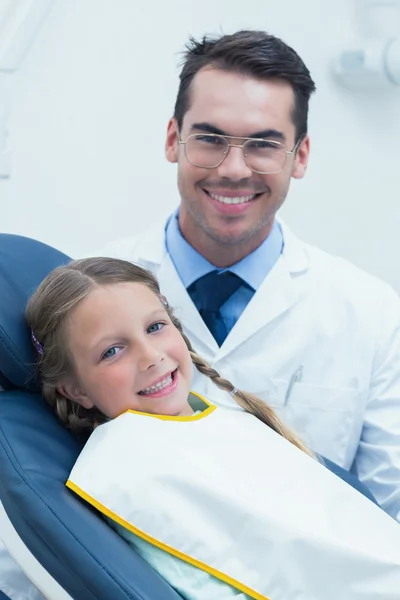 Male dentist examining girls teeth — Stock Photo, Image