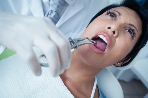 Nahaufnahme einer Frau, die ihre Zähne untersuchen lässt — Stockfoto