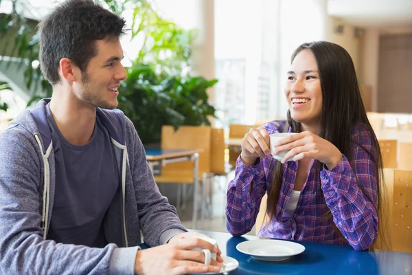 Jovens estudantes tomando café juntos — Fotografia de Stock