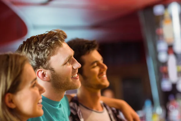 Souriant cheveux bruns debout avec le bras autour de ses amis — Photo