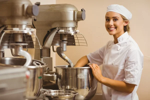 Bäcker mixt Teig mit großem Mixer — Stockfoto