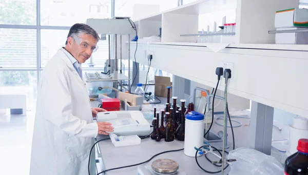 Scientist carrying out an experiment looking — Stock Photo, Image