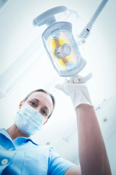 Dentista femminile che regola la luce — Foto Stock