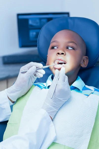 Nahaufnahme eines Jungen, der seine Zähne untersuchen lässt — Stockfoto