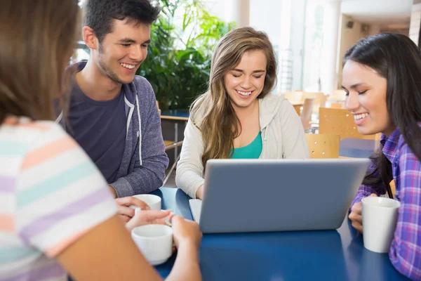 Junge Studenten machen gemeinsam Hausaufgaben am Laptop — Stockfoto