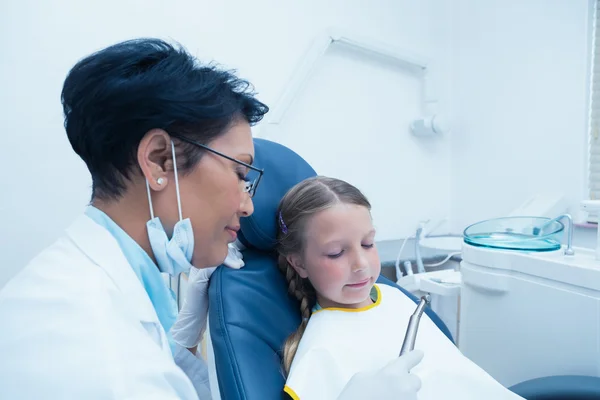 Dentiste féminine examinant les dents des filles — Photo