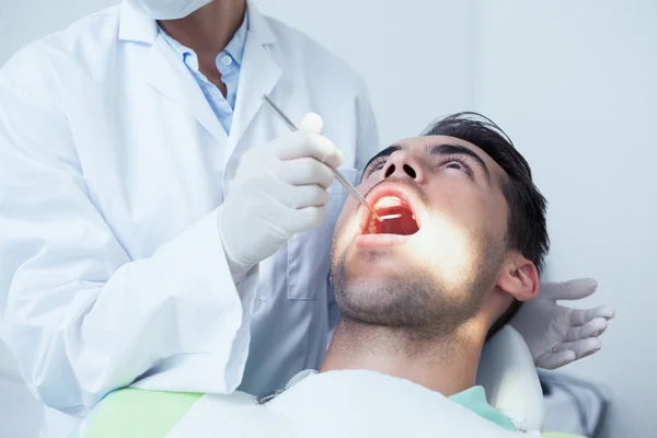 Hombre que tiene sus dientes examinados —  Fotos de Stock