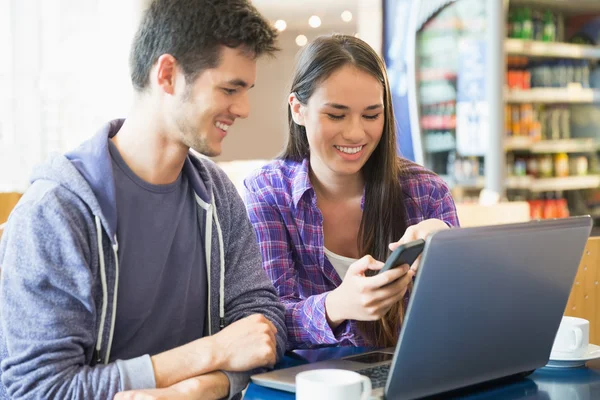 Jonge studenten doen toewijzing op laptop samen — Stockfoto