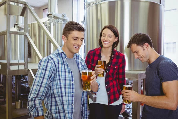 Jovens hipsters degustando cerveja juntos — Fotografia de Stock