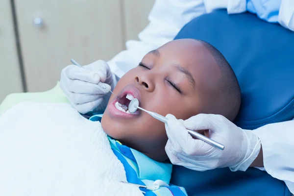 Primo piano di ragazzo avendo i denti esaminati — Foto Stock