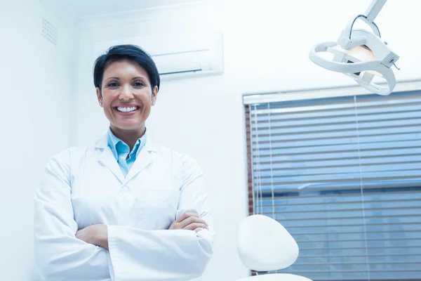 Retrato de dentista feminino sorridente — Fotografia de Stock