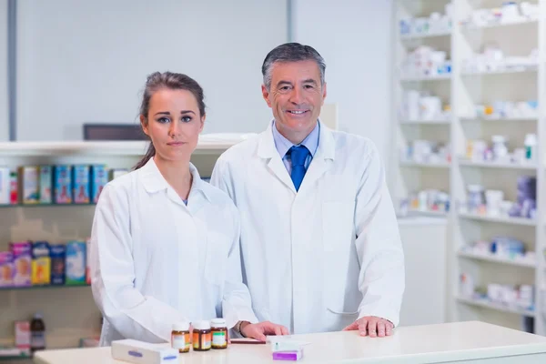 Farmacêutico e seu estagiário — Fotografia de Stock