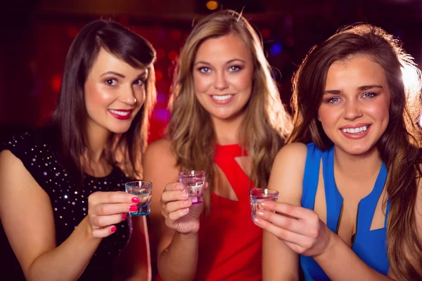 Hübsche Freunde, die zusammen Schüsse trinken — Stockfoto