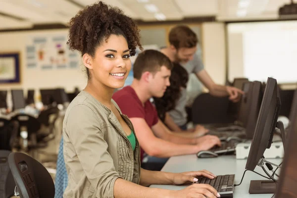 Compañeros de clase trabajando en la sala de ordenadores — Foto de Stock