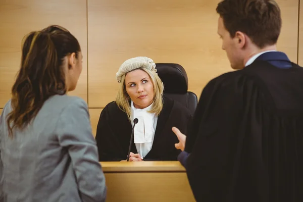 Judge wearing dress and wig listening lawyers — Stock Photo, Image