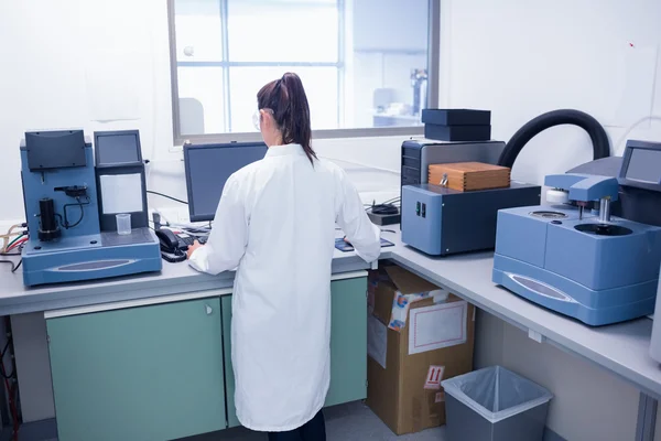 Joven científico realizando un experimento — Foto de Stock