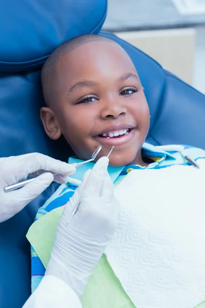 Menino com os dentes examinados pelo dentista — Fotografia de Stock