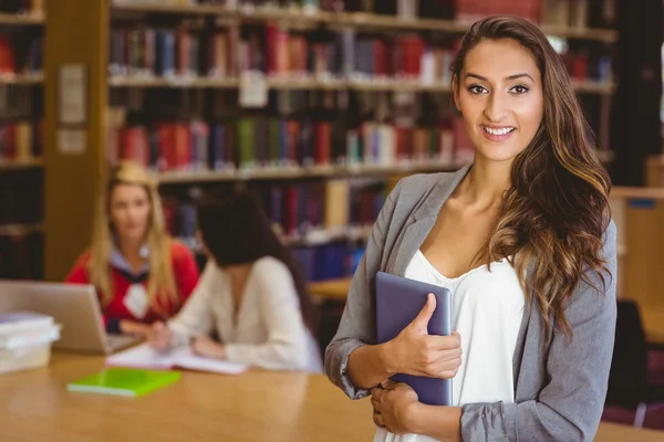 Bastante estudiante celebración tableta — Foto de Stock