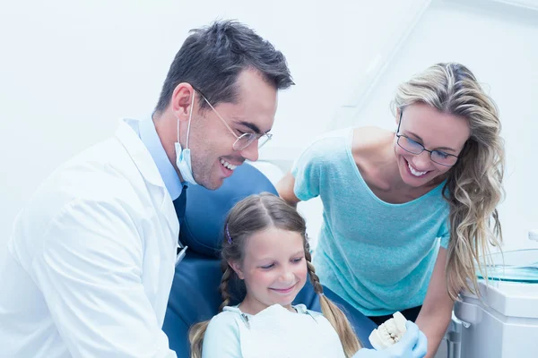 Счастливый мужчина-стоматолог с ассистенткой и девушкой — стоковое фото