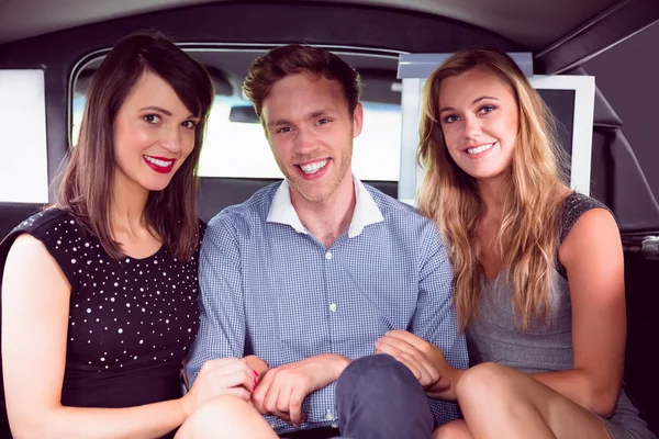 Vackra flickor med damer man i limousine — Stockfoto