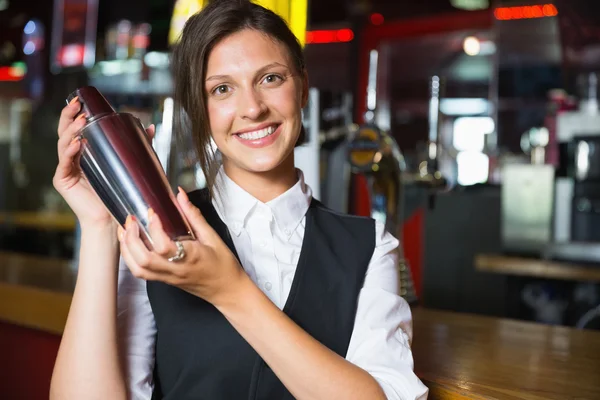 Glückliche Bardame lächelt in die Kamera und macht Cocktail — Stockfoto