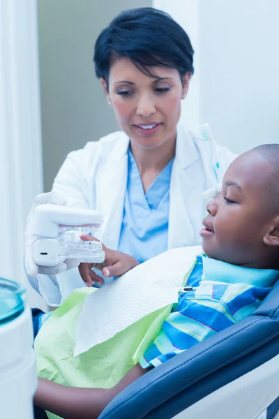 Dentist showing boy prosthesis teeth — Stock Photo, Image